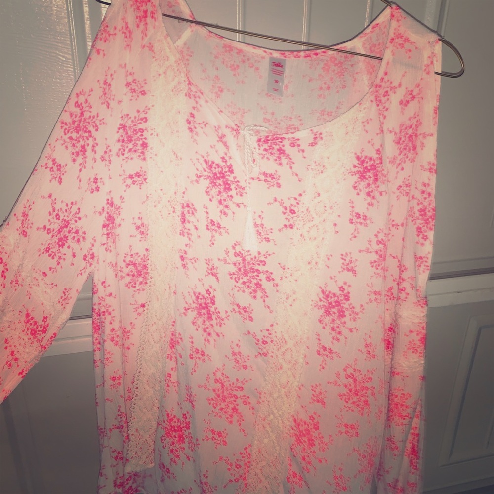 Cold shoulder longer sleeve top 🌸🌷🌸🌷